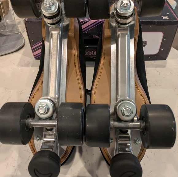 Midnight Roller Moon Boot Roller Skates - Picture 4 of 17